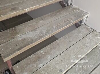 Два вантажники підняти на другий поверх пральну машину