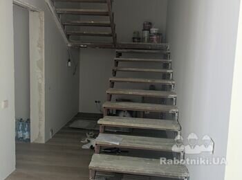 Два вантажники підняти на другий поверх пральну машину