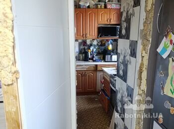 Потрібен майстер з ремонту дерев'яних дверей.