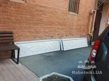 Прикрепить 30 шт. плит еврозабора к цоколю кирпичного дома
