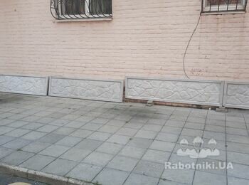 Прикрепить 30 шт. плит еврозабора к цоколю кирпичного дома