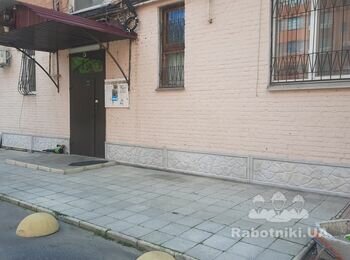Прикрепить 30 шт. плит еврозабора к цоколю кирпичного дома