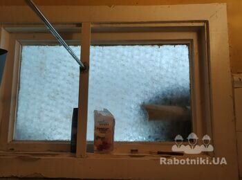Демонтаж дерев'яної рами з вікном та монтаж металопластикового вікна