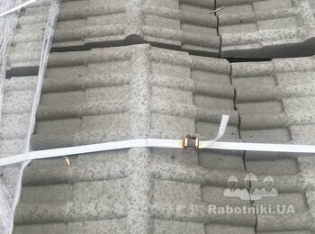 Монтаж бетонного парапету на паркан