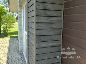 Потрібно почистити і дерев'яний фасад