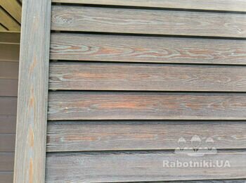 Потрібно почистити і дерев'яний фасад