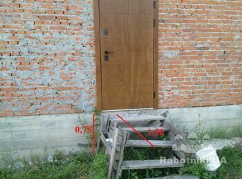 Вхідні сходи в приватний будинок