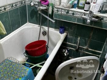 Демонтировать ванну в квартире.