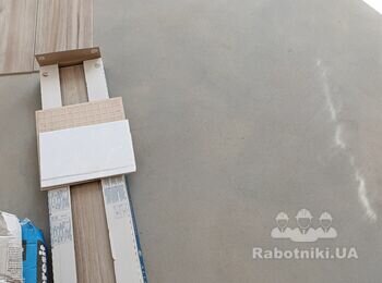 Покласти плитку на підлогу після стяжки