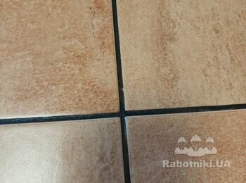 Перезатирка швів плитки на полу