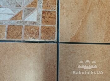 Перезатирка швів плитки на полу