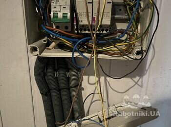 Треба підключити два контактора
