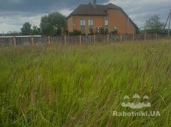 Потрібно зкосити та розчистити від трави 7,5 соток. Зібрати їх в купки