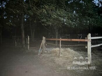 Побудувати паркан (дерево: стовпи, 2 дошки) протяжність 32-33м