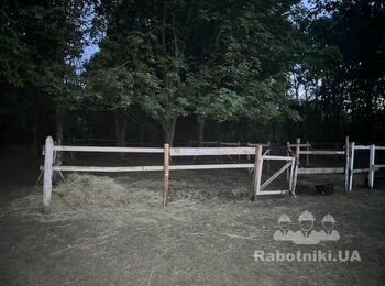 Побудувати паркан (дерево: стовпи, 2 дошки) протяжність 32-33м