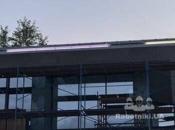 Монтаж гибкого LED неона на уличный карниз здания