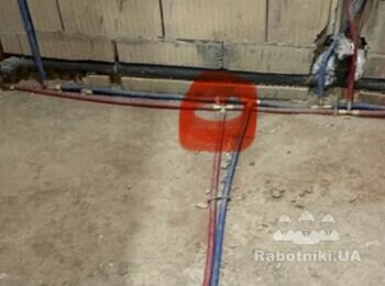 Усунення витоку води в трубі в підлозі