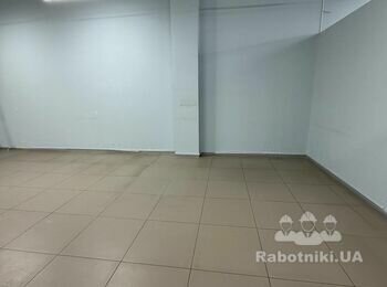 Очистка підлоги та плінтусів.