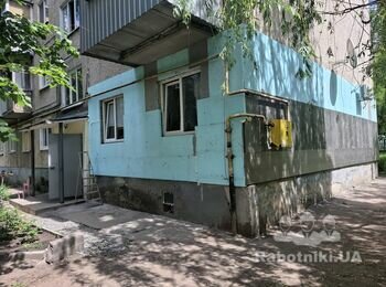 Поштукатурить первый этаж он уже утеплен откосы сделаны!