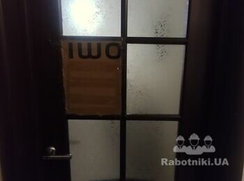 Треба замінити скло в між кімнатні двері