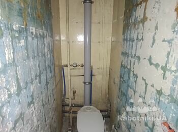 Поштукатурити і укласти плитку на підлозі і стінах в санвузлах.