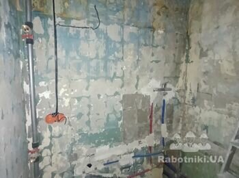Поштукатурити і укласти плитку на підлозі і стінах в санвузлах.