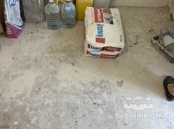Положить плитку в кухне и коридоре