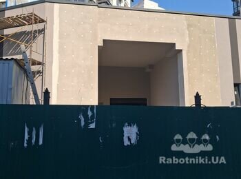 Плиточник на фасад будівлі