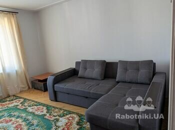 Зашпаклювати штроби, перефарбувати стіни в кімнаті білим кольором