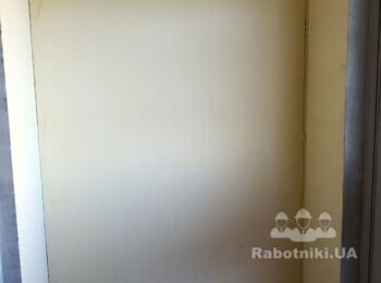 Утеплення стіни на сходовій площадці.