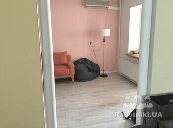 Декоративніа штукатурка або шпалери, плінтуса, укоси