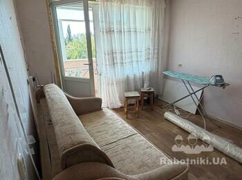 Косметический ремонт комнаты 17 м: обои и линолеум