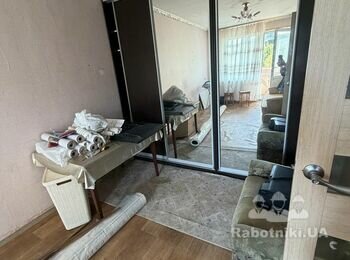 Косметический ремонт комнаты 17 м: обои и линолеум