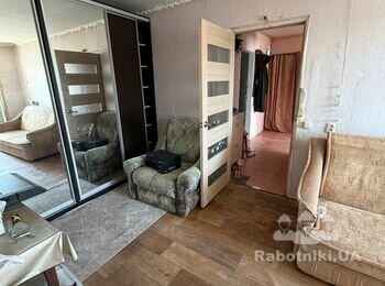Косметический ремонт комнаты 17 м: обои и линолеум