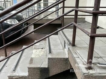 Положить керамогранит на порог