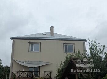Робота на даху двоповерхового будинку.