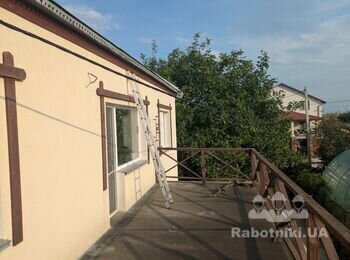 Робота на даху двоповерхового будинку.