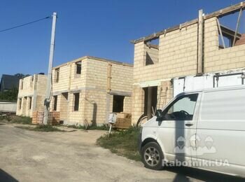 Фасад з декоративної штукатурки під травертин