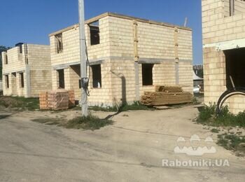 Фасад з декоративної штукатурки під травертин