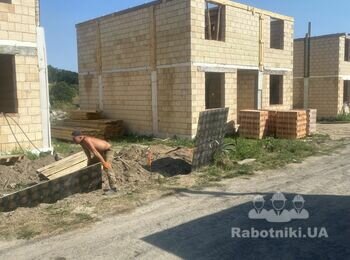 Фасад з декоративної штукатурки під травертин