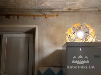 Обшить потолок пластиком и повесить назад три кухонных шкафа