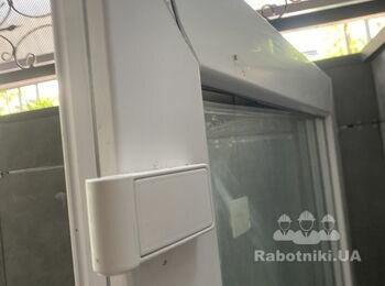 Заміна пластикової двері, коробка стоїть