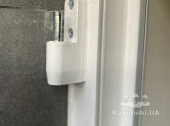 Заміна пластикової двері, коробка стоїть