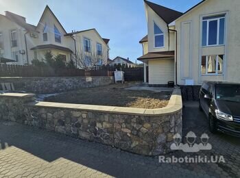 Підпірна стінка з буту, відмостка