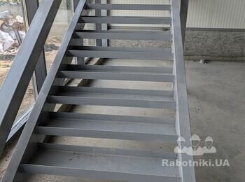 Залити бетоном сходи,