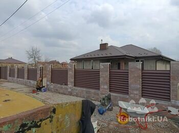 Паркан 22 м з жалюзі і колонами з блоків, відкатні ворота