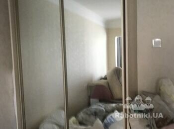 Вантажник перенесення шаф, диванів