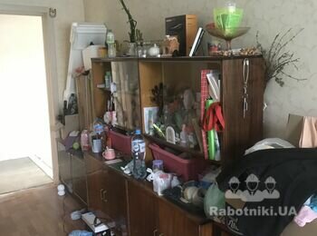 Вантажник перенесення шаф, диванів