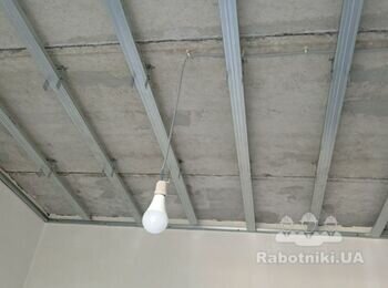 Установка гипсокартона на потолке каркас сделан