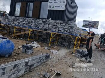 Виконання робіт з модульних блоків, облицювання сходів та фундаменту